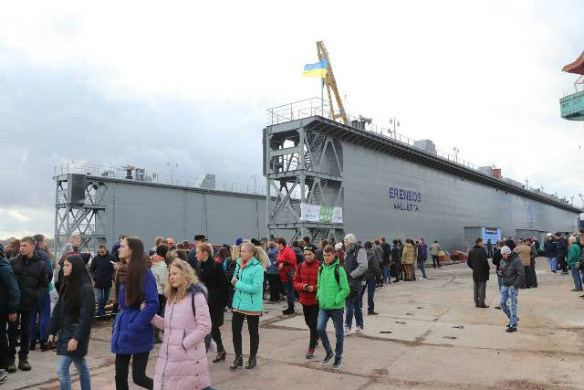 В урочистій події взяли участь жителі міста. Фото з сайту ukroboronprom.com.ua